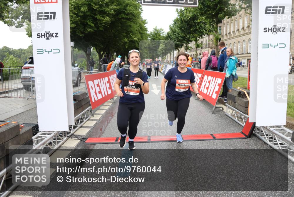 14.06.2026 - REWE Women's Run Strokosch-Dieckow http://msf.ph/oto/9760044 14.06.2026 11:17:01 Ziel 5506, 5628, 5706, 6004 meine-sportfotos.de