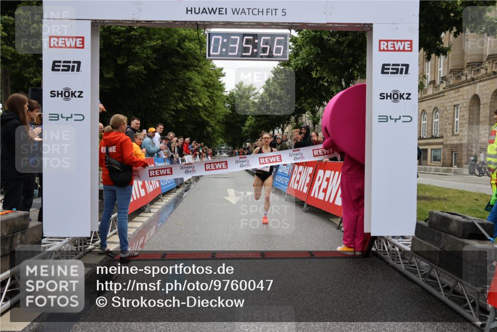 14.06.2026 - REWE Women's Run Strokosch-Dieckow http://msf.ph/oto/9760047 14.06.2026 09:36:18 Ziel 10051 meine-sportfotos.de