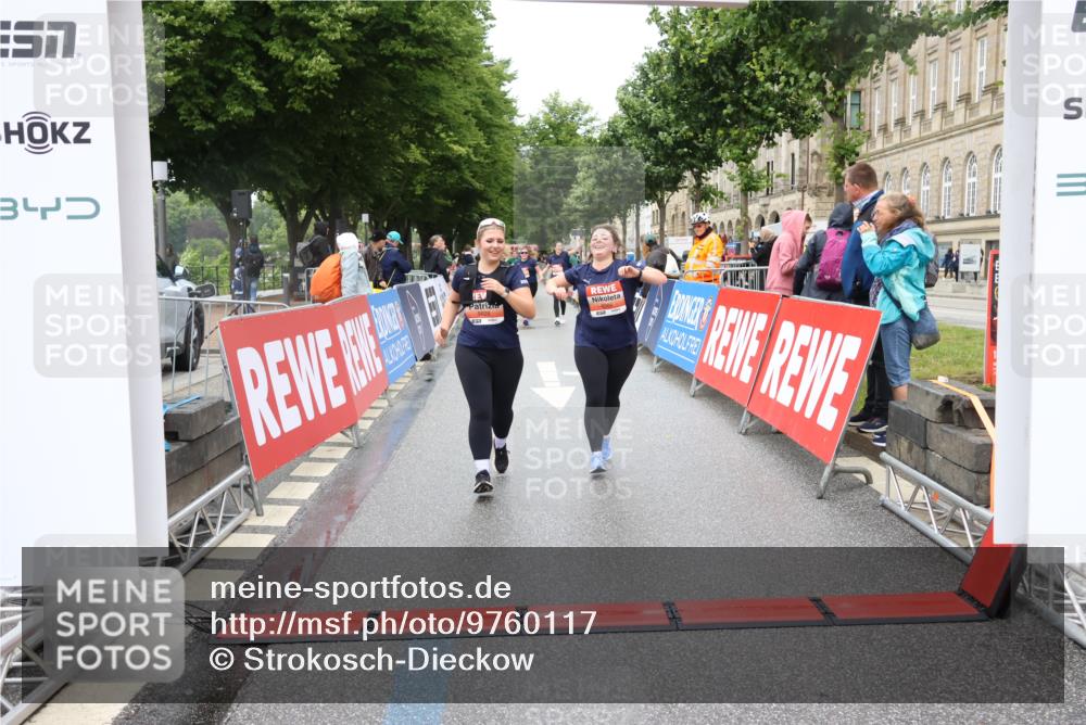 14.06.2026 - REWE Women's Run Strokosch-Dieckow http://msf.ph/oto/9760117 14.06.2026 11:16:59 Ziel 5506, 5628, 5706, 6004 meine-sportfotos.de