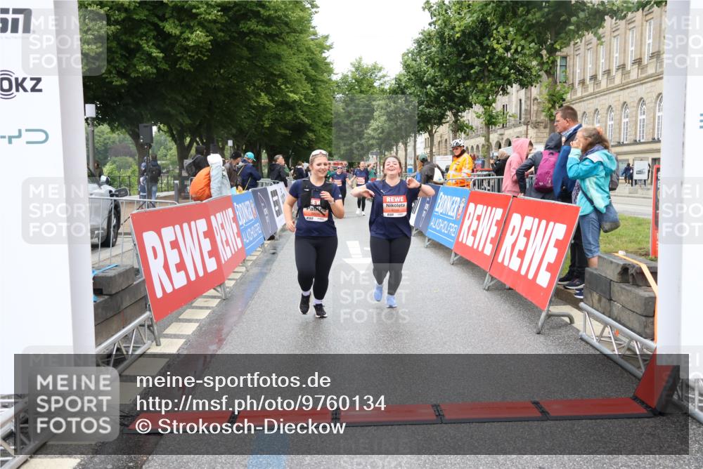 14.06.2026 - REWE Women's Run Strokosch-Dieckow http://msf.ph/oto/9760134 14.06.2026 11:16:59 Ziel 5506, 5628, 5706, 6004 meine-sportfotos.de