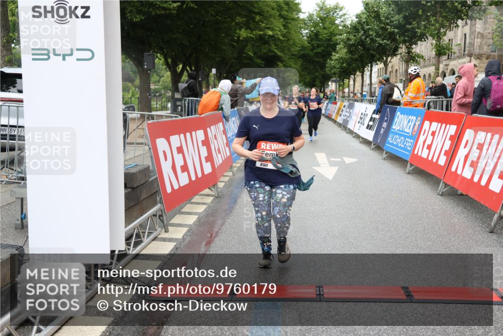14.06.2026 - REWE Women's Run Strokosch-Dieckow http://msf.ph/oto/9760179 14.06.2026 11:16:54 Ziel 5269, 5506, 5636, 5706 meine-sportfotos.de