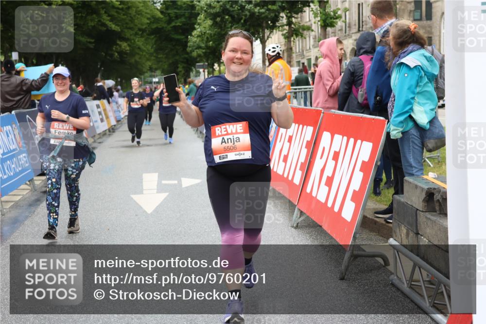 14.06.2026 - REWE Women's Run Strokosch-Dieckow http://msf.ph/oto/9760201 14.06.2026 11:16:52 Ziel 5269, 5506, 5636, 5706 meine-sportfotos.de
