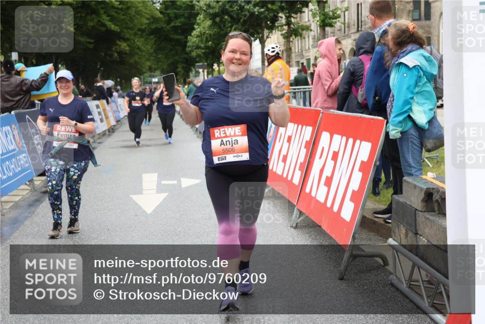 14.06.2026 - REWE Women's Run Strokosch-Dieckow http://msf.ph/oto/9760209 14.06.2026 11:16:52 Ziel 5269, 5506, 5636, 5706 meine-sportfotos.de