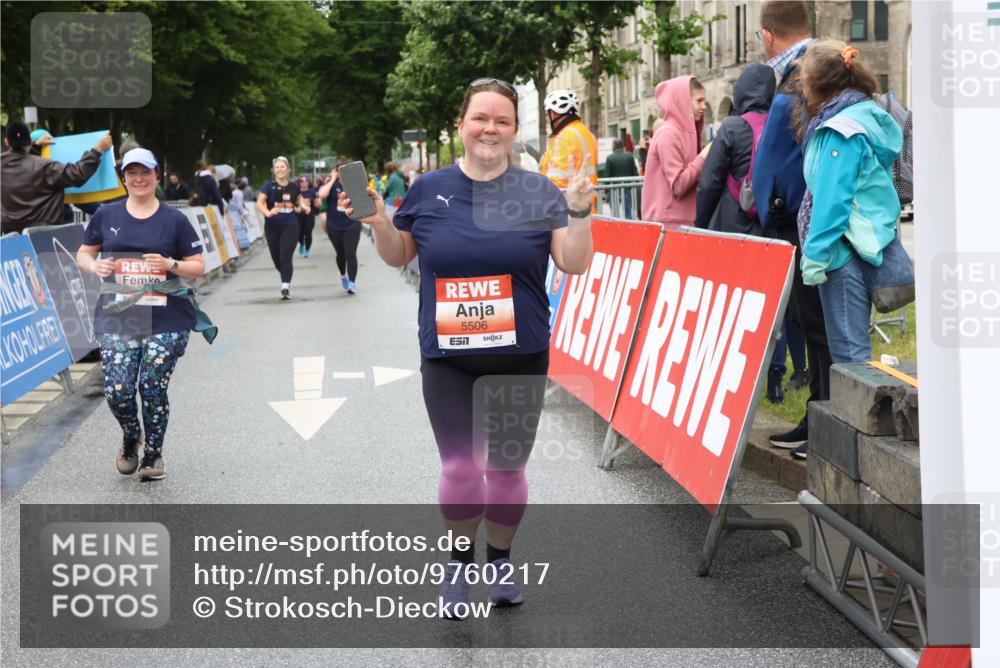 14.06.2026 - REWE Women's Run Strokosch-Dieckow http://msf.ph/oto/9760217 14.06.2026 11:16:52 Ziel 5269, 5506, 5636, 5706 meine-sportfotos.de