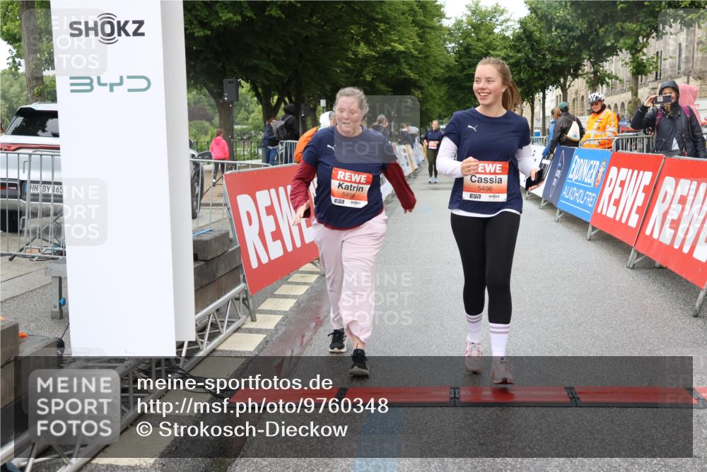 14.06.2026 - REWE Women's Run Strokosch-Dieckow http://msf.ph/oto/9760348 14.06.2026 11:16:36 Ziel 5496, 5498 meine-sportfotos.de