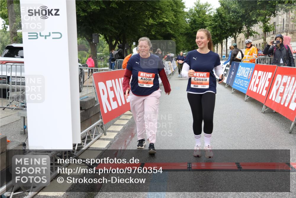 14.06.2026 - REWE Women's Run Strokosch-Dieckow http://msf.ph/oto/9760354 14.06.2026 11:16:36 Ziel 5496, 5498 meine-sportfotos.de