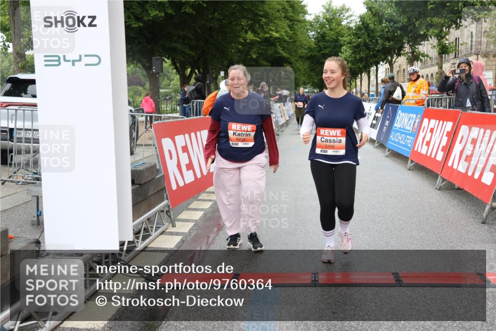 14.06.2026 - REWE Women's Run Strokosch-Dieckow http://msf.ph/oto/9760364 14.06.2026 11:16:36 Ziel 5496, 5498 meine-sportfotos.de