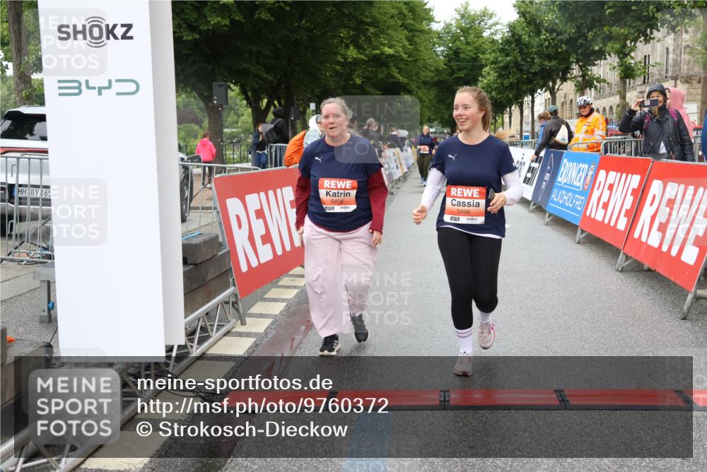 14.06.2026 - REWE Women's Run Strokosch-Dieckow http://msf.ph/oto/9760372 14.06.2026 11:16:36 Ziel 5496, 5498 meine-sportfotos.de