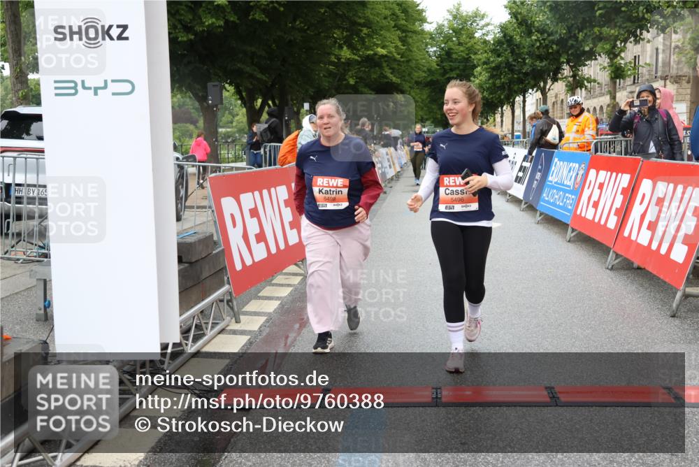 14.06.2026 - REWE Women's Run Strokosch-Dieckow http://msf.ph/oto/9760388 14.06.2026 11:16:36 Ziel 5496, 5498 meine-sportfotos.de