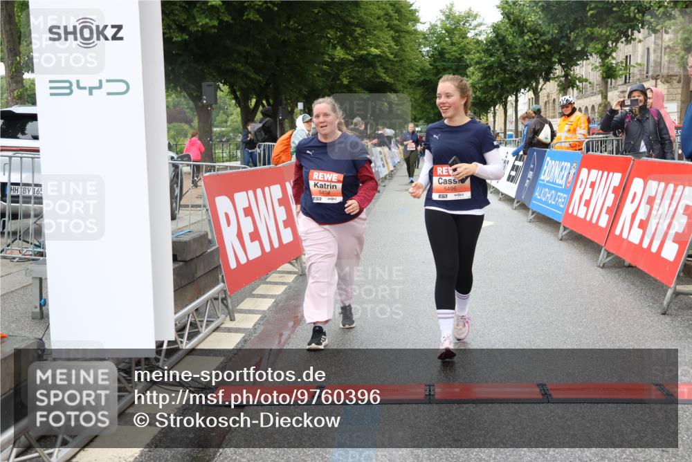 14.06.2026 - REWE Women's Run Strokosch-Dieckow http://msf.ph/oto/9760396 14.06.2026 11:16:36 Ziel 5496, 5498 meine-sportfotos.de