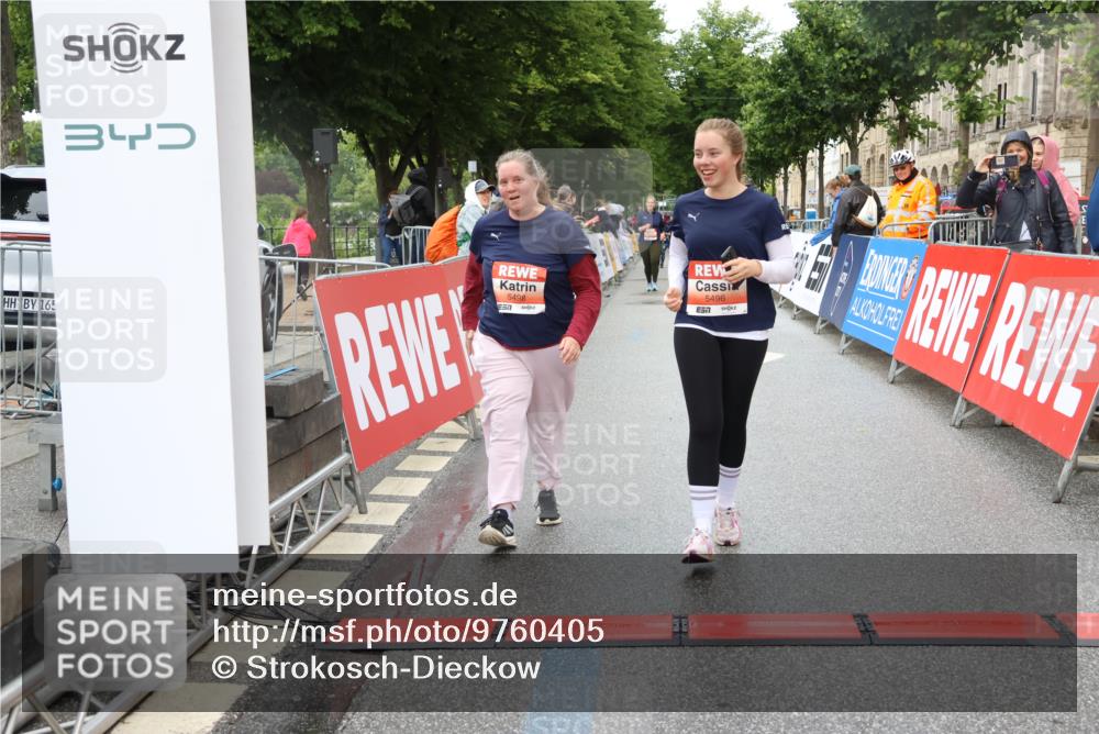 14.06.2026 - REWE Women's Run Strokosch-Dieckow http://msf.ph/oto/9760405 14.06.2026 11:16:36 Ziel 5496, 5498 meine-sportfotos.de