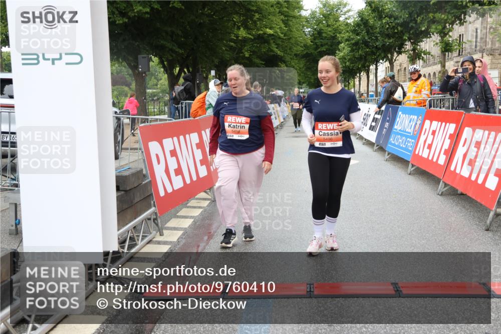 14.06.2026 - REWE Women's Run Strokosch-Dieckow http://msf.ph/oto/9760410 14.06.2026 11:16:36 Ziel 5496, 5498 meine-sportfotos.de