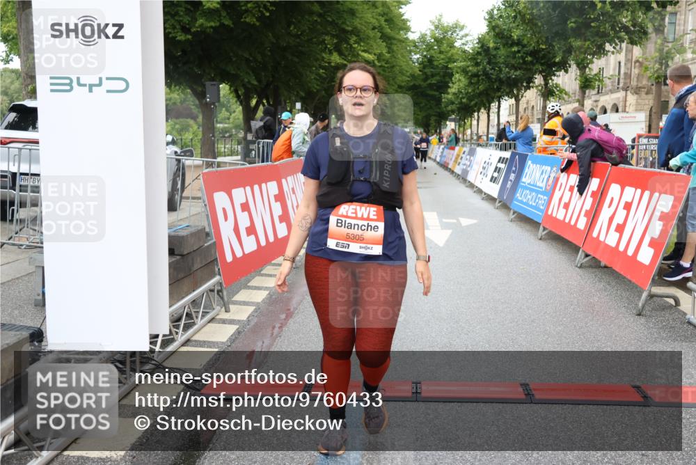 14.06.2026 - REWE Women's Run Strokosch-Dieckow http://msf.ph/oto/9760433 14.06.2026 11:16:18 Ziel 5150, 5305, 5335 meine-sportfotos.de