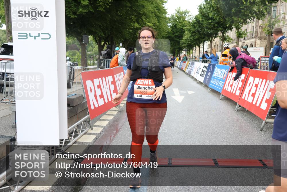 14.06.2026 - REWE Women's Run Strokosch-Dieckow http://msf.ph/oto/9760449 14.06.2026 11:16:18 Ziel 5150, 5305, 5335 meine-sportfotos.de