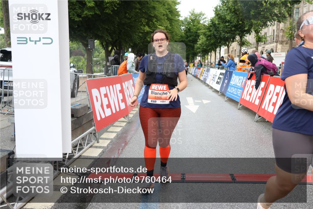 14.06.2026 - REWE Women's Run Strokosch-Dieckow http://msf.ph/oto/9760464 14.06.2026 11:16:18 Ziel 5150, 5305, 5335 meine-sportfotos.de