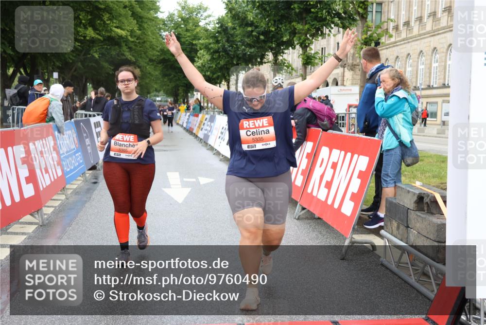 14.06.2026 - REWE Women's Run Strokosch-Dieckow http://msf.ph/oto/9760490 14.06.2026 11:16:17 Ziel 5150, 5305, 5335 meine-sportfotos.de