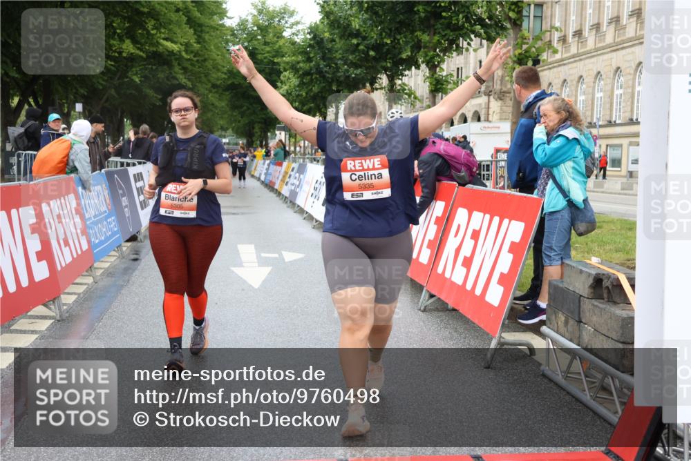 14.06.2026 - REWE Women's Run Strokosch-Dieckow http://msf.ph/oto/9760498 14.06.2026 11:16:17 Ziel 5150, 5305, 5335 meine-sportfotos.de