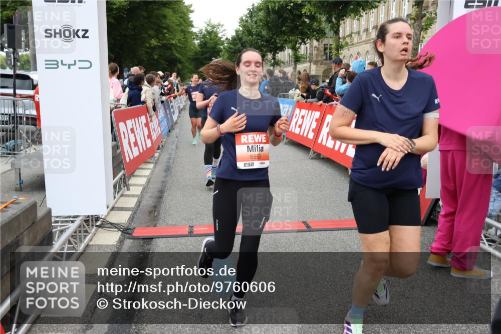 14.06.2026 - REWE Women's Run Strokosch-Dieckow http://msf.ph/oto/9760606 14.06.2026 10:58:55 Ziel 5066, 5067, 5144, 5402, 5553, 5585, 5616, 5713, 5741, 5766, 5911, 6036 meine-sportfotos.de