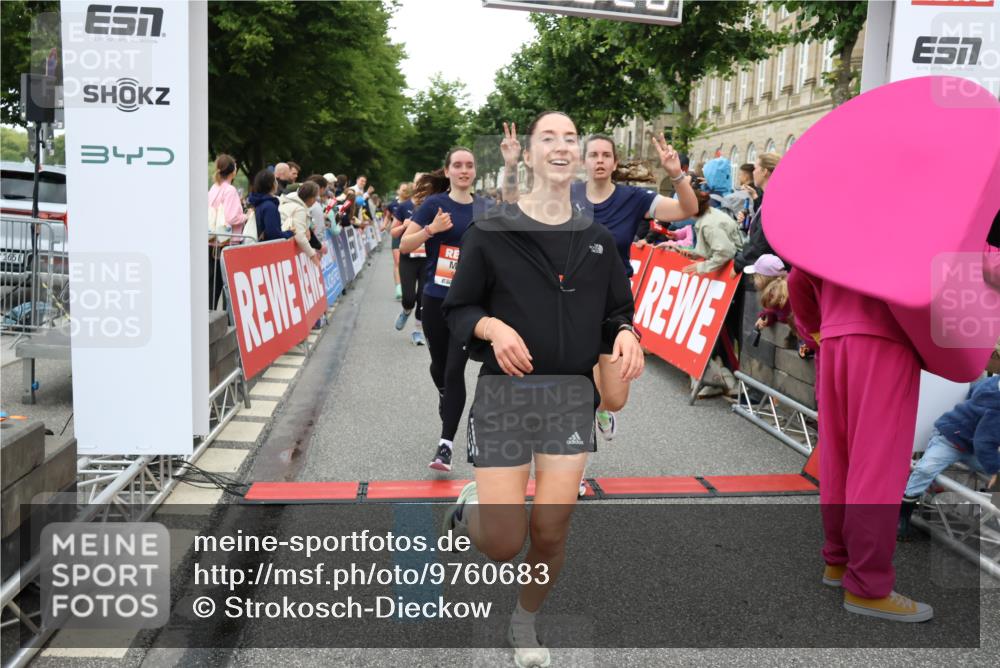 14.06.2026 - REWE Women's Run Strokosch-Dieckow http://msf.ph/oto/9760683 14.06.2026 10:58:54 Ziel 5066, 5067, 5144, 5402, 5553, 5585, 5616, 5713, 5766, 5911, 6036 meine-sportfotos.de