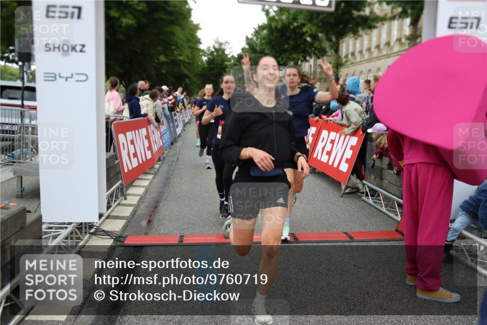 14.06.2026 - REWE Women's Run Strokosch-Dieckow http://msf.ph/oto/9760719 14.06.2026 10:58:54 Ziel 5066, 5067, 5144, 5402, 5553, 5585, 5616, 5713, 5766, 5911, 6036 meine-sportfotos.de