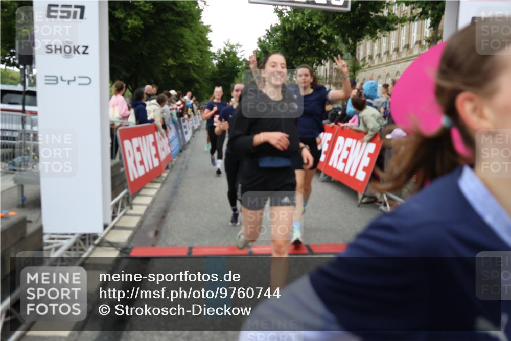 14.06.2026 - REWE Women's Run Strokosch-Dieckow http://msf.ph/oto/9760744 14.06.2026 10:58:54 Ziel 5066, 5067, 5144, 5402, 5553, 5585, 5616, 5713, 5766, 5911, 6036 meine-sportfotos.de
