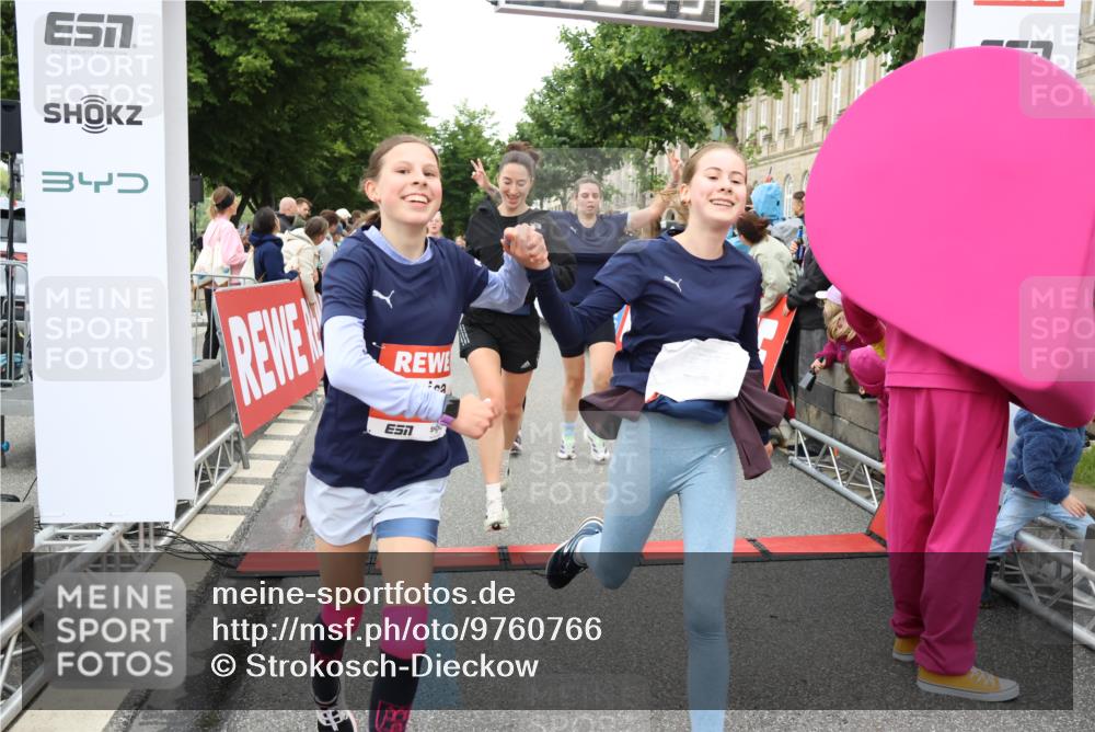 14.06.2026 - REWE Women's Run Strokosch-Dieckow http://msf.ph/oto/9760766 14.06.2026 10:58:54 Ziel 5066, 5067, 5144, 5402, 5553, 5585, 5616, 5713, 5766, 5911, 6036 meine-sportfotos.de