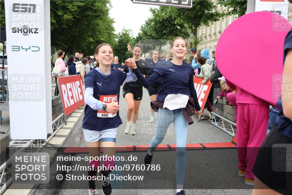 14.06.2026 - REWE Women's Run Strokosch-Dieckow http://msf.ph/oto/9760786 14.06.2026 10:58:54 Ziel 5066, 5067, 5144, 5402, 5553, 5585, 5616, 5713, 5766, 5911, 6036 meine-sportfotos.de