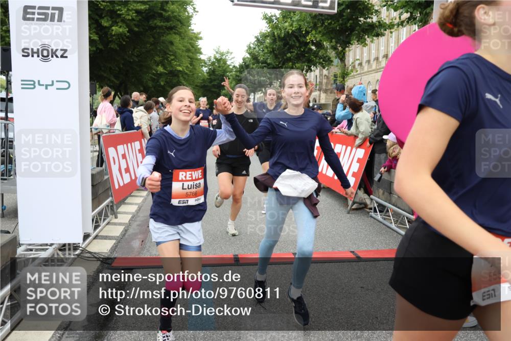 14.06.2026 - REWE Women's Run Strokosch-Dieckow http://msf.ph/oto/9760811 14.06.2026 10:58:54 Ziel 5066, 5067, 5144, 5402, 5553, 5585, 5616, 5713, 5766, 5911, 6036 meine-sportfotos.de