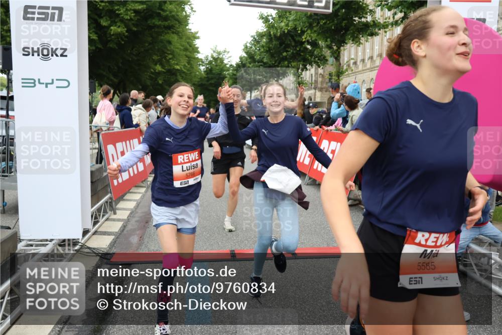 14.06.2026 - REWE Women's Run Strokosch-Dieckow http://msf.ph/oto/9760834 14.06.2026 10:58:54 Ziel 5066, 5067, 5144, 5402, 5553, 5585, 5616, 5713, 5766, 5911, 6036 meine-sportfotos.de