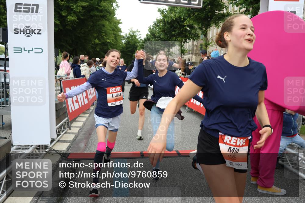 14.06.2026 - REWE Women's Run Strokosch-Dieckow http://msf.ph/oto/9760859 14.06.2026 10:58:54 Ziel 5066, 5067, 5144, 5402, 5553, 5585, 5616, 5713, 5766, 5911, 6036 meine-sportfotos.de