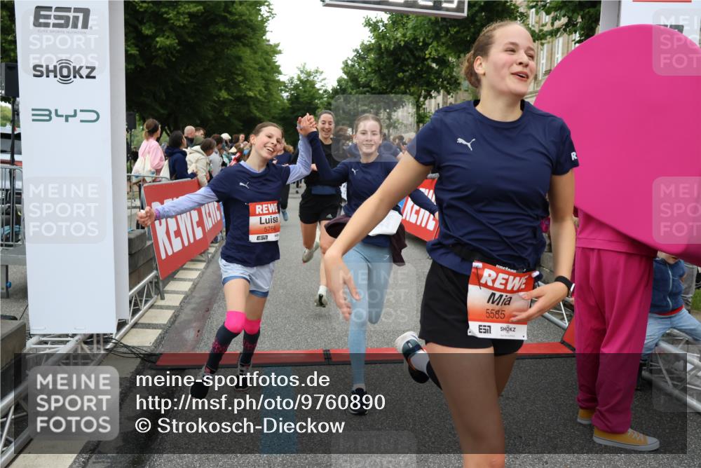 14.06.2026 - REWE Women's Run Strokosch-Dieckow http://msf.ph/oto/9760890 14.06.2026 10:58:53 Ziel 5066, 5067, 5402, 5553, 5585, 5616, 5713, 5766, 5911, 6036 meine-sportfotos.de