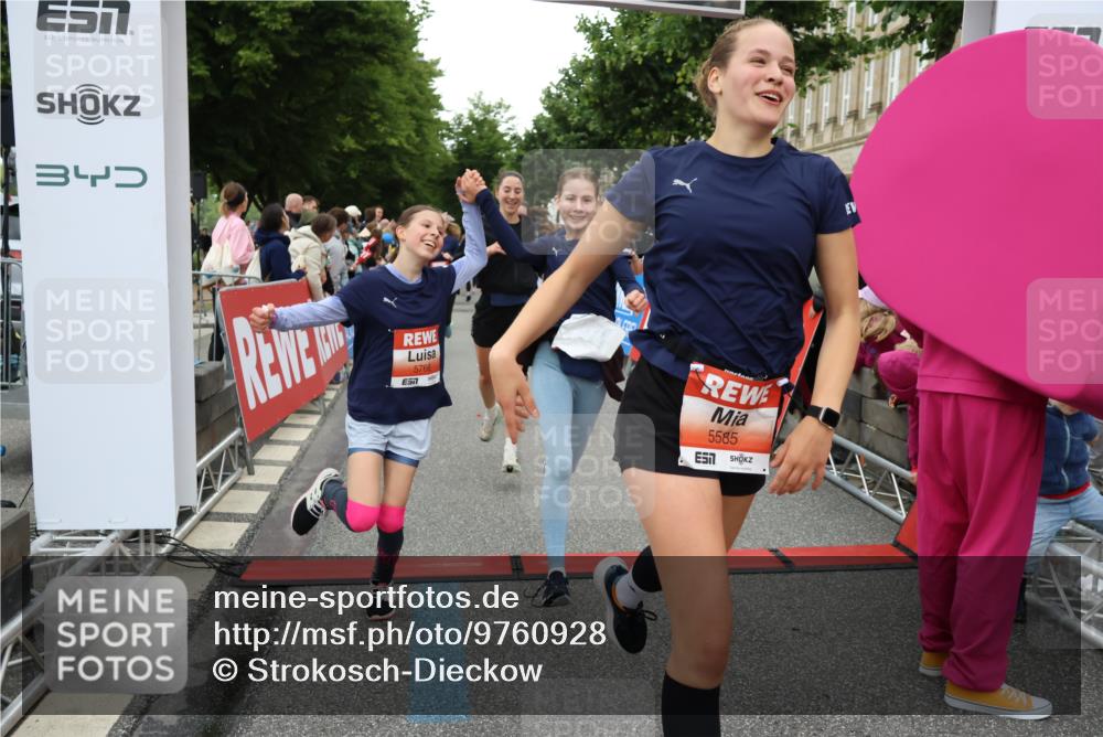 14.06.2026 - REWE Women's Run Strokosch-Dieckow http://msf.ph/oto/9760928 14.06.2026 10:58:53 Ziel 5066, 5067, 5402, 5553, 5585, 5616, 5713, 5766, 5911, 6036 meine-sportfotos.de
