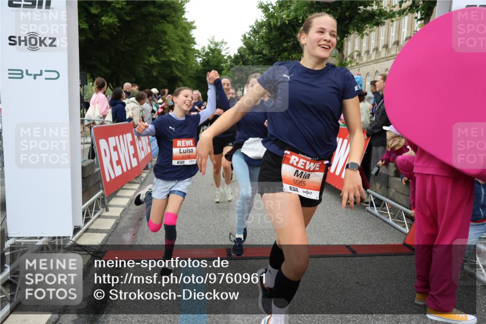 14.06.2026 - REWE Women's Run Strokosch-Dieckow http://msf.ph/oto/9760961 14.06.2026 10:58:53 Ziel 5066, 5067, 5402, 5553, 5585, 5616, 5713, 5766, 5911, 6036 meine-sportfotos.de