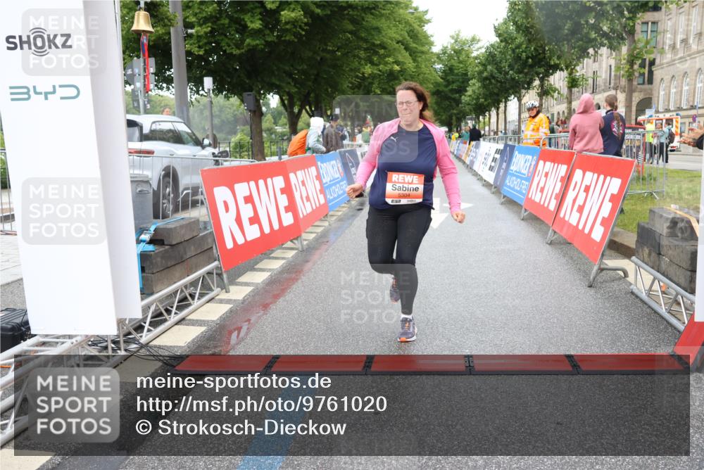 14.06.2026 - REWE Women's Run Strokosch-Dieckow http://msf.ph/oto/9761020 14.06.2026 11:15:04 Ziel 5304 meine-sportfotos.de
