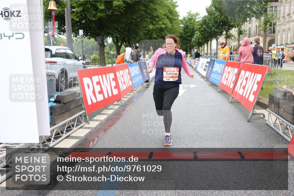 14.06.2026 - REWE Women's Run Strokosch-Dieckow http://msf.ph/oto/9761029 14.06.2026 11:15:04 Ziel 5304 meine-sportfotos.de