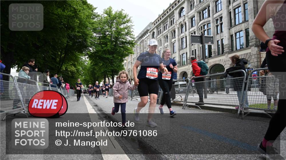 14.06.2026 - REWE Women's Run J. Mangold http://msf.ph/oto/9761086 14.06.2026 11:05:30 Ziel 5072, 5149, 5200, 5221, 5354, 5517, 5710, 5881, 5887, 5923, 5962 meine-sportfotos.de