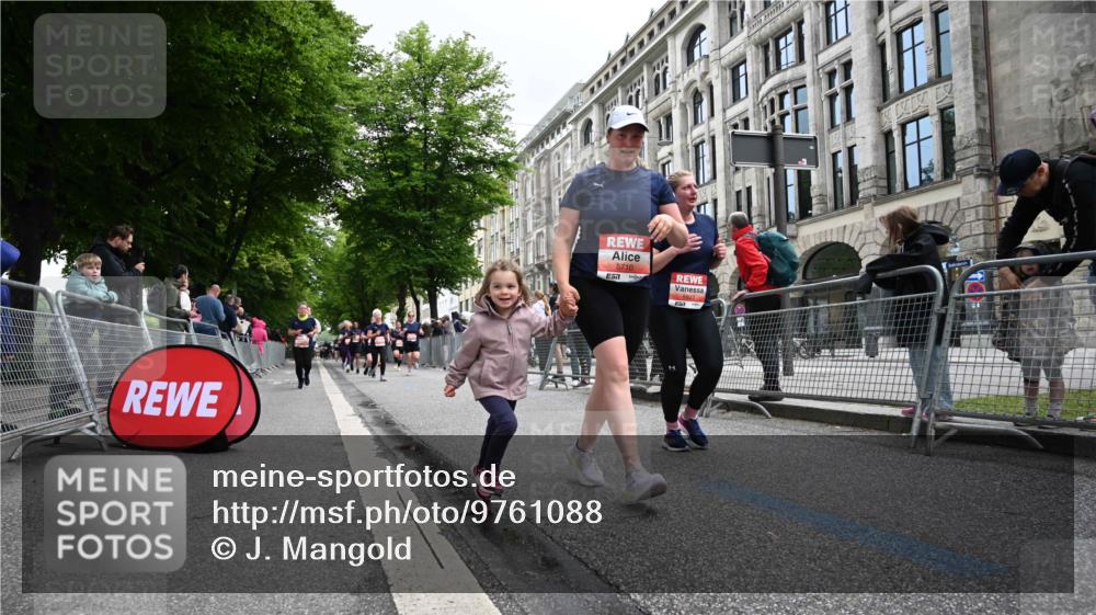14.06.2026 - REWE Women's Run J. Mangold http://msf.ph/oto/9761088 14.06.2026 11:05:30 Ziel 5072, 5149, 5200, 5221, 5354, 5517, 5710, 5881, 5887, 5923, 5962 meine-sportfotos.de