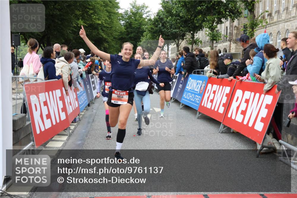 14.06.2026 - REWE Women's Run Strokosch-Dieckow http://msf.ph/oto/9761137 14.06.2026 10:58:52 Ziel 5402, 5553, 5585, 5616, 5713, 5766, 5911, 6036 meine-sportfotos.de