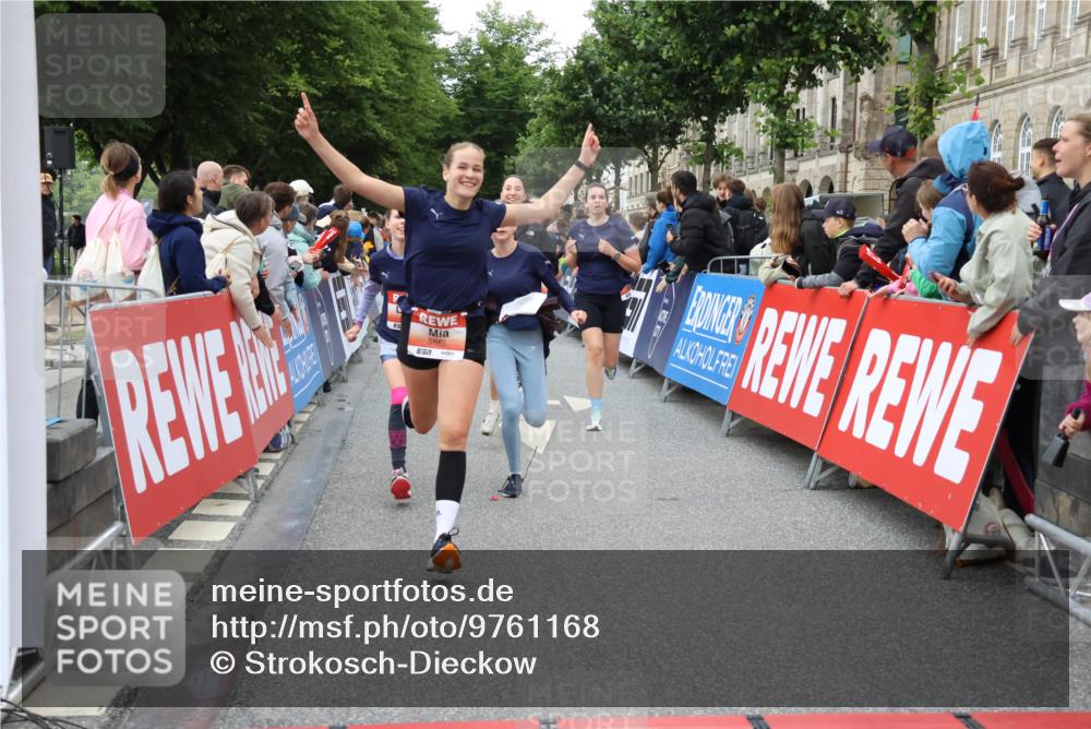 14.06.2026 - REWE Women's Run Strokosch-Dieckow http://msf.ph/oto/9761168 14.06.2026 10:58:52 Ziel 5402, 5553, 5585, 5616, 5713, 5766, 5911, 6036 meine-sportfotos.de