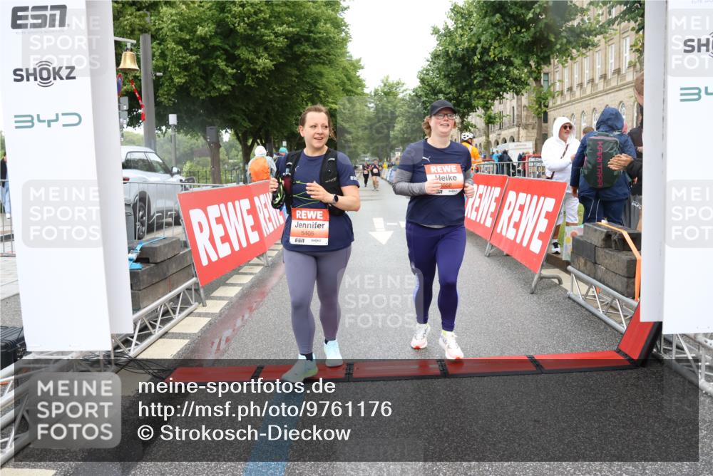14.06.2026 - REWE Women's Run Strokosch-Dieckow http://msf.ph/oto/9761176 14.06.2026 11:14:38 Ziel 5405, 5558, 5680 meine-sportfotos.de