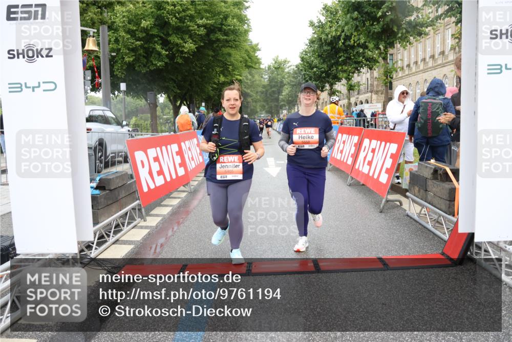 14.06.2026 - REWE Women's Run Strokosch-Dieckow http://msf.ph/oto/9761194 14.06.2026 11:14:38 Ziel 5405, 5558, 5680 meine-sportfotos.de
