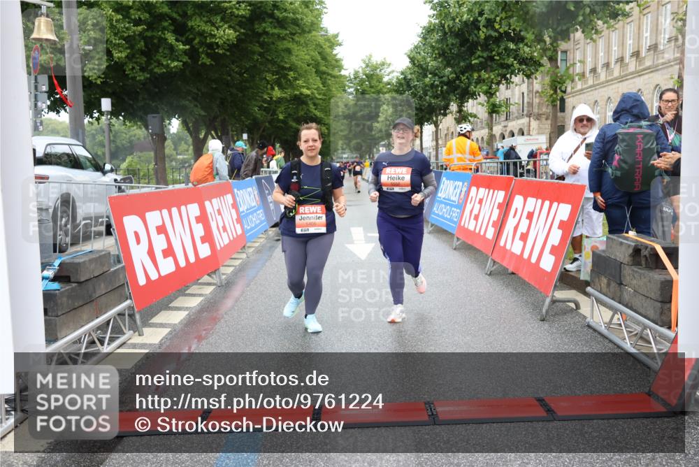 14.06.2026 - REWE Women's Run Strokosch-Dieckow http://msf.ph/oto/9761224 14.06.2026 11:14:37 Ziel 5405, 5558, 5680 meine-sportfotos.de
