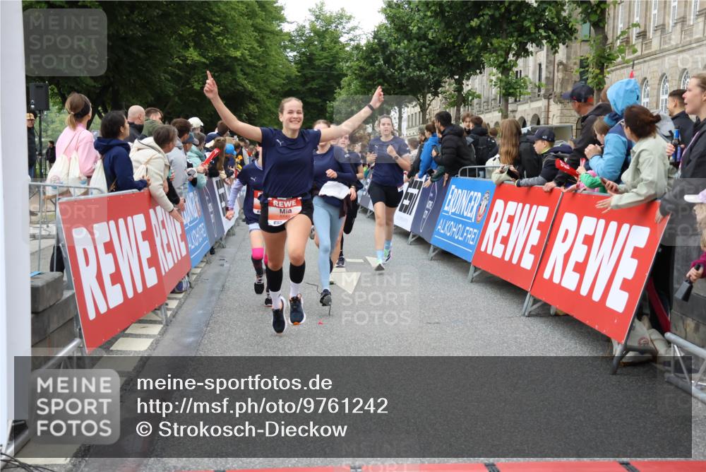 14.06.2026 - REWE Women's Run Strokosch-Dieckow http://msf.ph/oto/9761242 14.06.2026 10:58:52 Ziel 5402, 5553, 5585, 5616, 5713, 5766, 5911, 6036 meine-sportfotos.de