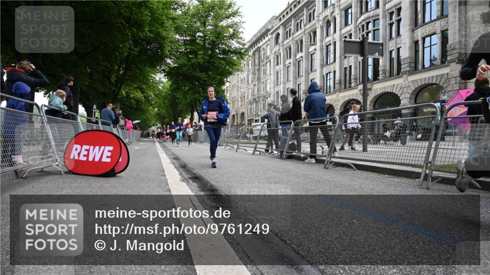 14.06.2026 - REWE Women's Run J. Mangold http://msf.ph/oto/9761249 14.06.2026 11:05:52 Ziel 5130, 5727, 5757, 5794, 5799, 5960 meine-sportfotos.de