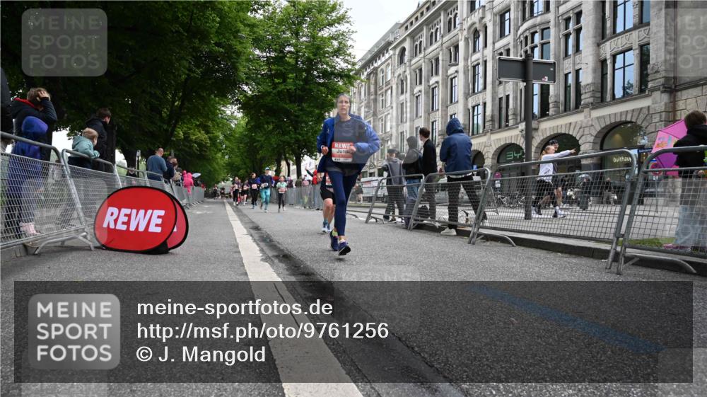 14.06.2026 - REWE Women's Run J. Mangold http://msf.ph/oto/9761256 14.06.2026 11:05:52 Ziel 5130, 5727, 5757, 5794, 5799, 5960 meine-sportfotos.de