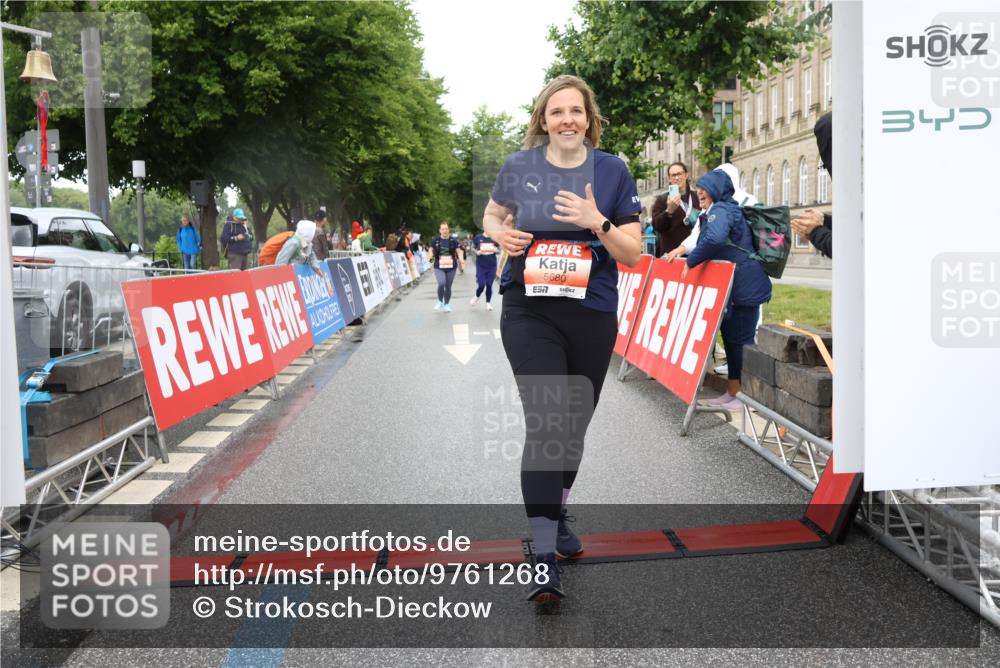 14.06.2026 - REWE Women's Run Strokosch-Dieckow http://msf.ph/oto/9761268 14.06.2026 11:14:32 Ziel 5680, 5781 meine-sportfotos.de