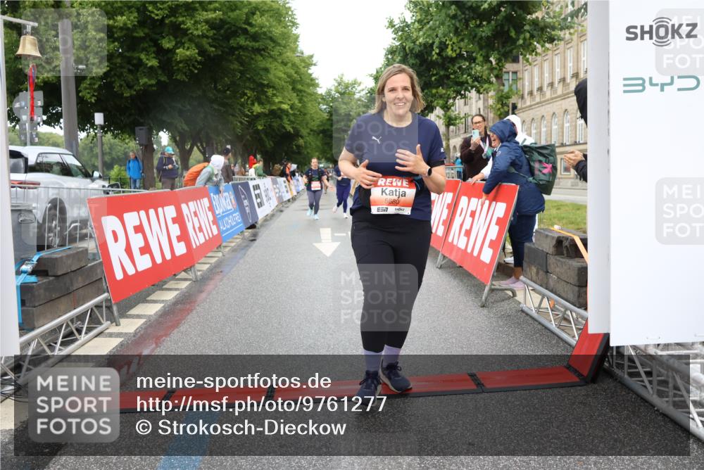 14.06.2026 - REWE Women's Run Strokosch-Dieckow http://msf.ph/oto/9761277 14.06.2026 11:14:32 Ziel 5680, 5781 meine-sportfotos.de