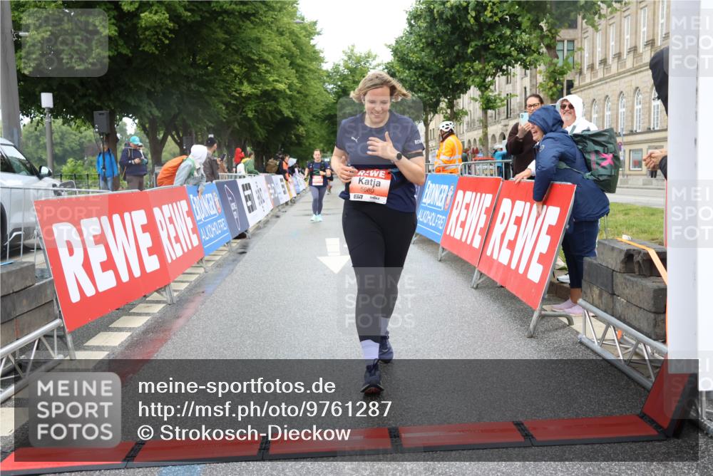 14.06.2026 - REWE Women's Run Strokosch-Dieckow http://msf.ph/oto/9761287 14.06.2026 11:14:32 Ziel 5680, 5781 meine-sportfotos.de