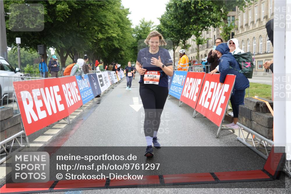 14.06.2026 - REWE Women's Run Strokosch-Dieckow http://msf.ph/oto/9761297 14.06.2026 11:14:32 Ziel 5680, 5781 meine-sportfotos.de