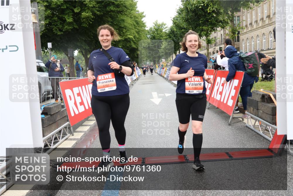 14.06.2026 - REWE Women's Run Strokosch-Dieckow http://msf.ph/oto/9761360 14.06.2026 11:14:12 Ziel 5151, 5152 meine-sportfotos.de